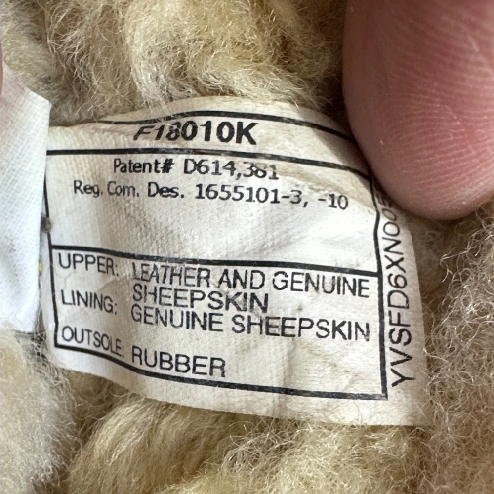 Ugg slippers SIZE 4